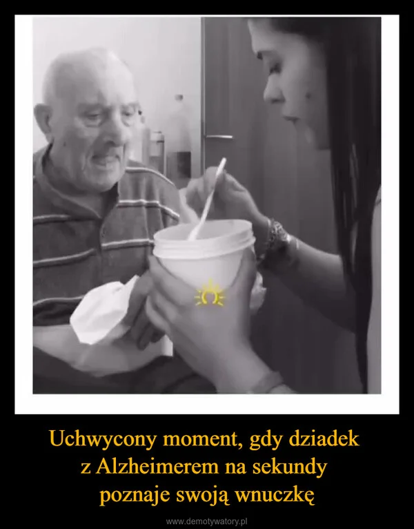 
    Uchwycony moment, gdy dziadek z Alzheimerem na sekundy poznaje swoją wnuczkę