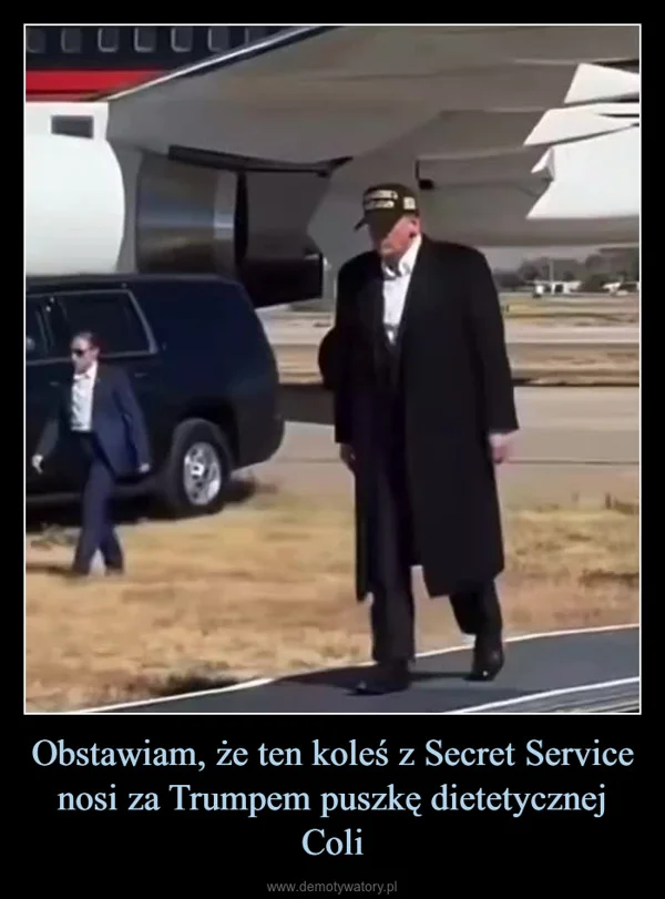 Obstawiam, że ten koleś z Secret Service nosi za Trumpem puszkę dietetycznej Coli