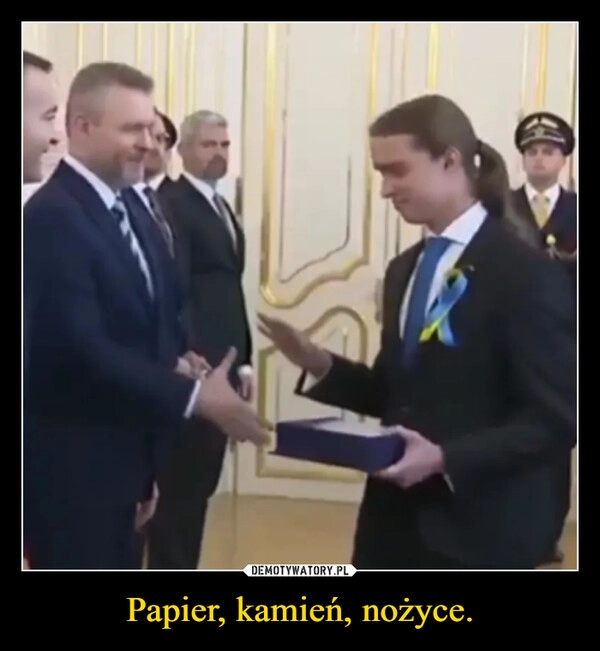 
    Papier, kamień, nożyce.