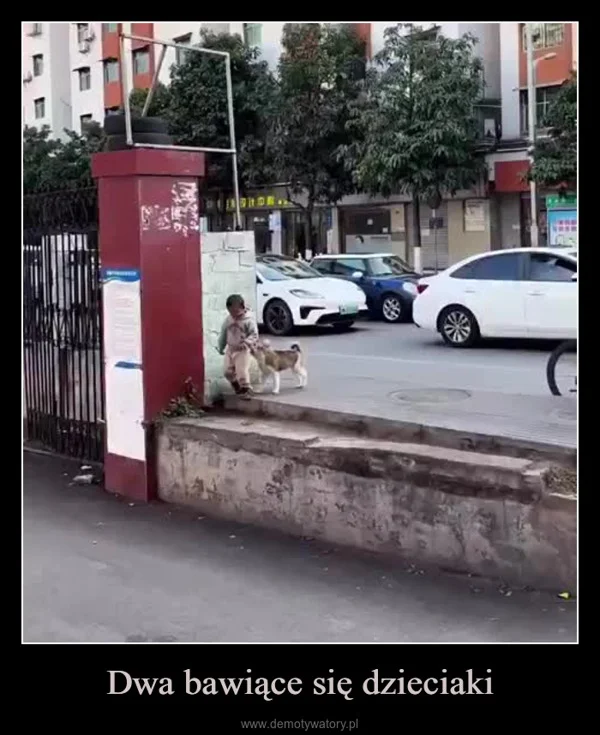 Dwa bawiące się dzieciaki