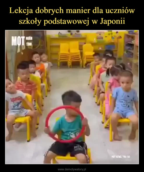 
    Lekcja dobrych manier dla uczniów szkoły podstawowej w Japonii