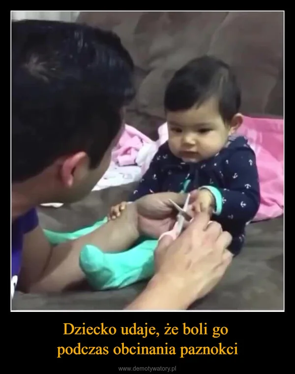 
    Dziecko udaje, że boli go podczas obcinania paznokci