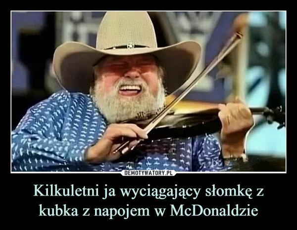 
    Kilkuletni ja wyciągający słomkę z kubka z napojem w McDonaldzie