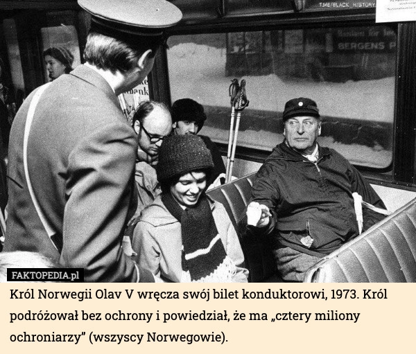 
    Król Norwegii Olav V wręcza swój bilet konduktorowi, 1973. Król podróżował