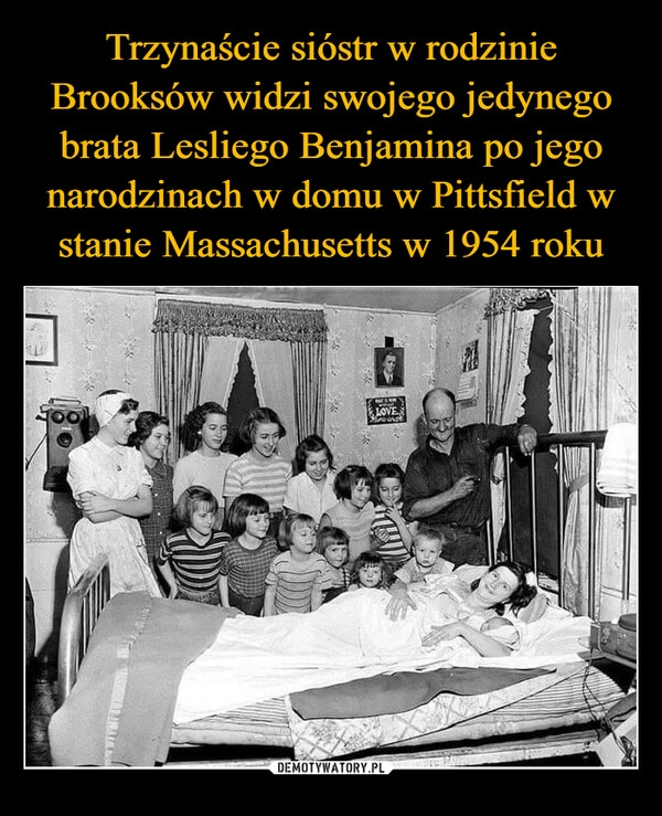 
    Trzynaście sióstr w rodzinie Brooksów widzi swojego jedynego brata Lesliego Benjamina po jego narodzinach w domu w Pittsfield w stanie Massachusetts w 1954 roku