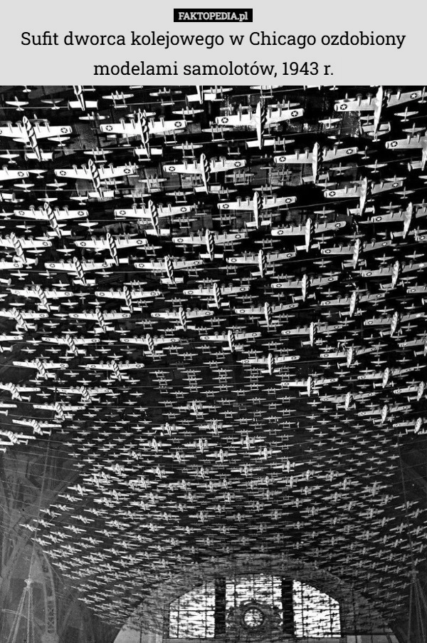 
    Sufit dworca kolejowego w Chicago ozdobiony modelami samolotów, 1943 r.