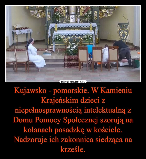 
    Kujawsko - pomorskie. W Kamieniu Krajeńskim dzieci z niepełnosprawnością intelektualną z Domu Pomocy Społecznej szorują na kolanach posadzkę w kościele. Nadzoruje ich zakonnica siedząca na krześle.