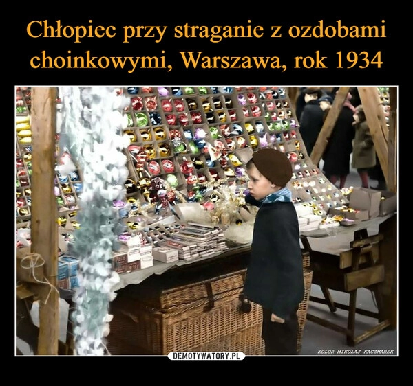 
    
Chłopiec przy straganie z ozdobami choinkowymi, Warszawa, rok 1934 