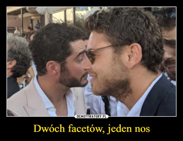 
    Dwóch facetów, jeden nos