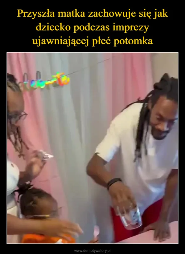 
    Przyszła matka zachowuje się jak dziecko podczas imprezy ujawniającej płeć potomka