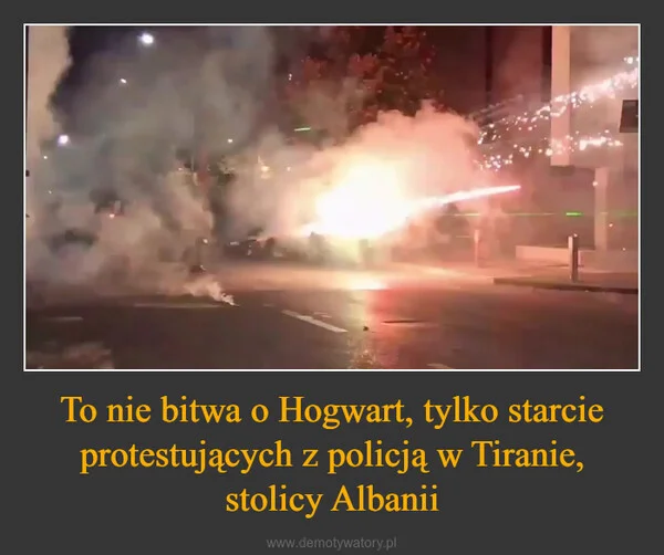 
    To nie bitwa o Hogwart, tylko starcie protestujących z policją w Tiranie, stolicy Albanii
