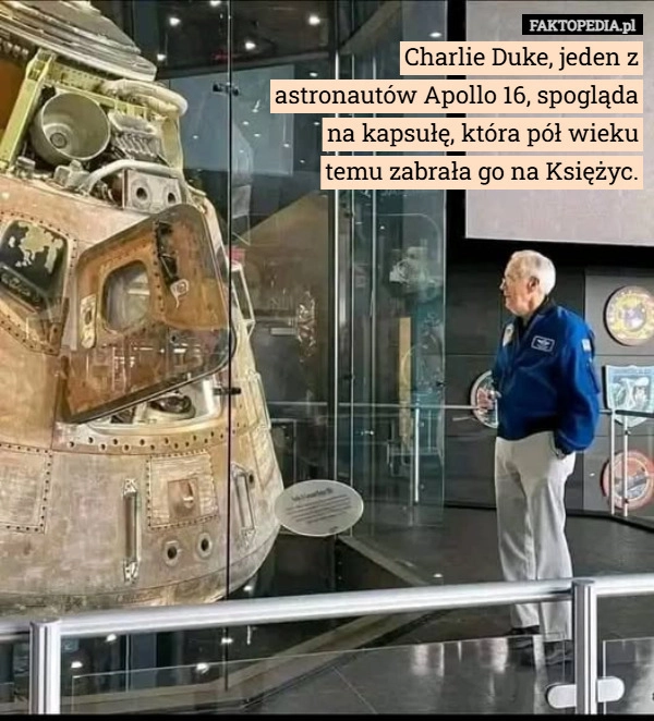 
    Charlie Duke, jeden z astronautów Apollo 16, spogląda na kapsułę, która