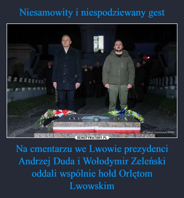 
    Niesamowity i niespodziewany gest Na cmentarzu we Lwowie prezydenci Andrzej Duda i Wołodymir Zeleński oddali wspólnie hołd Orlętom Lwowskim 