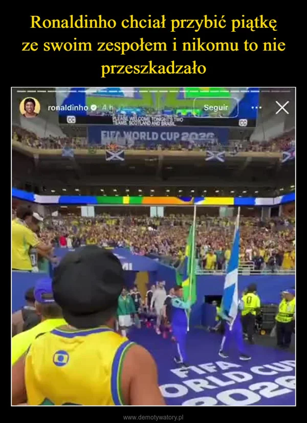 
    Ronaldinho chciał przybić piątkę ze swoim zespołem i nikomu to nie przeszkadzało