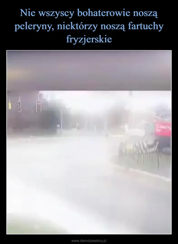 
    Nie wszyscy bohaterowie noszą peleryny, niektórzy noszą fartuchy fryzjerskie