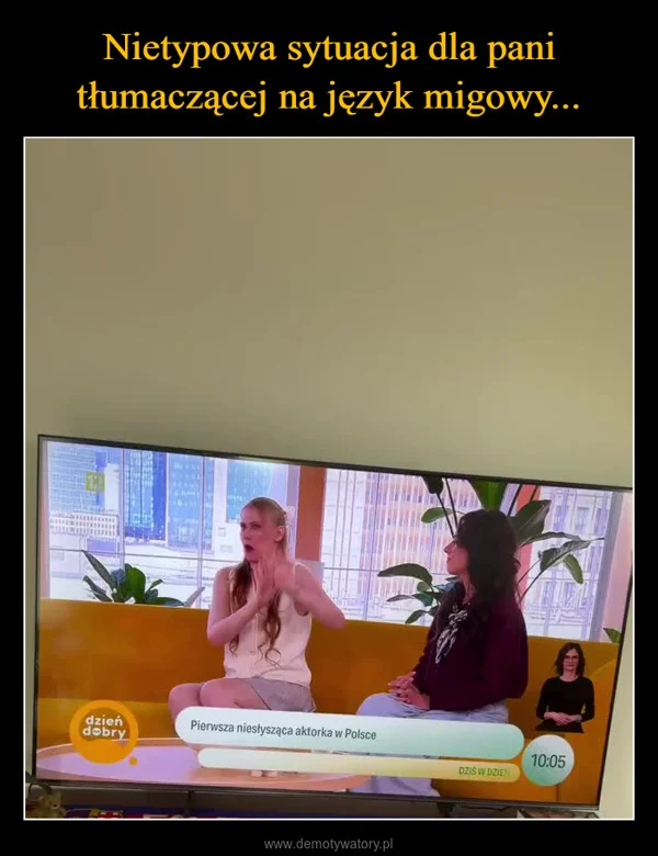 
    Nietypowa sytuacja dla pani tłumaczącej na język migowy...