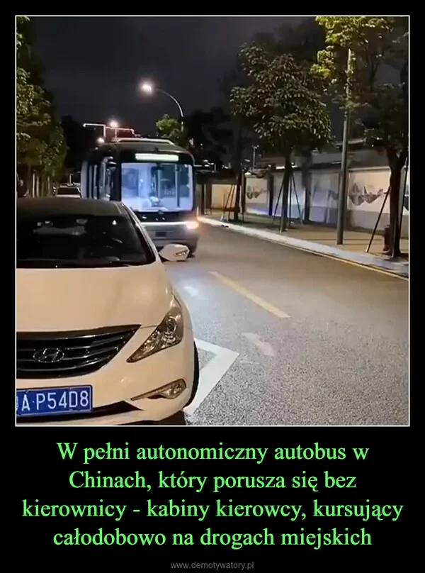 
    W pełni autonomiczny autobus w Chinach, który porusza się bez kierownicy - kabiny kierowcy, kursujący całodobowo na drogach miejskich
