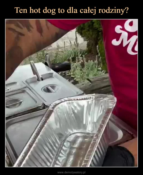
    Ten hot dog to dla całej rodziny?