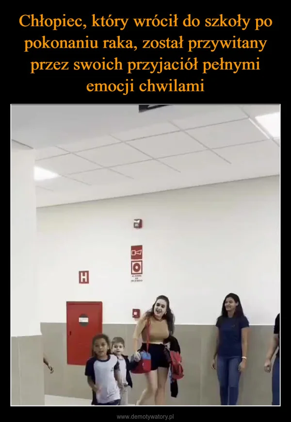 
    Chłopiec, który wrócił do szkoły po pokonaniu raka, został przywitany przez swoich przyjaciół pełnymi emocji chwilami