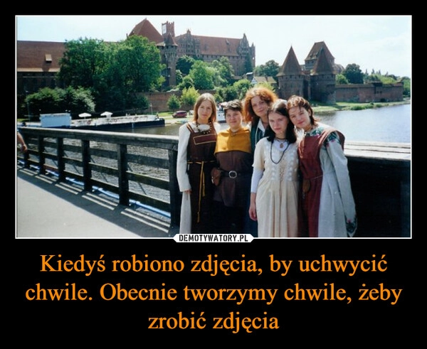 
    Kiedyś robiono zdjęcia, by uchwycić chwile. Obecnie tworzymy chwile, żeby zrobić zdjęcia