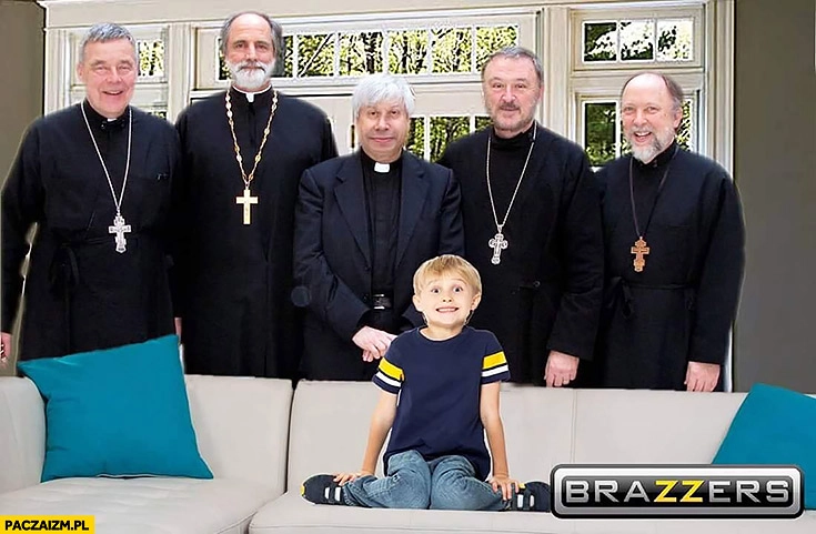 
    Księża dziecko na kanapie dodane logo brazzers