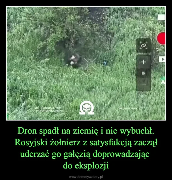 
    Dron spadł na ziemię i nie wybuchł. Rosyjski żołnierz z satysfakcją zaczął uderzać go gałęzią doprowadzając do eksplozji