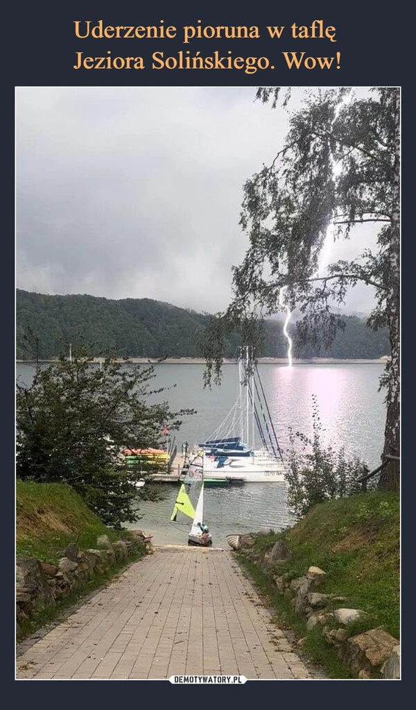 
    Uderzenie pioruna w taflę 
Jeziora Solińskiego. Wow!