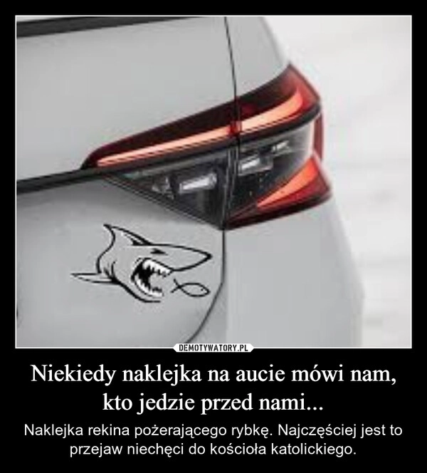 
    Niekiedy naklejka na aucie mówi nam, kto jedzie przed nami...