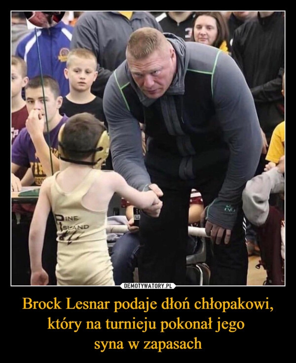 
    Brock Lesnar podaje dłoń chłopakowi, który na turnieju pokonał jego 
syna w zapasach