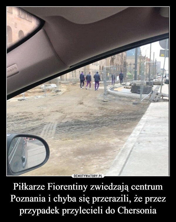 
    Piłkarze Fiorentiny zwiedzają centrum Poznania i chyba się przerazili, że przez przypadek przylecieli do Chersonia