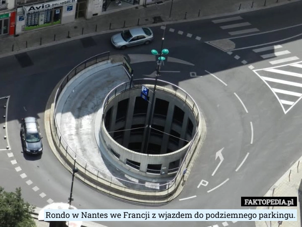 
    Rondo w Nantes we Francji z wjazdem do podziemnego parkingu.