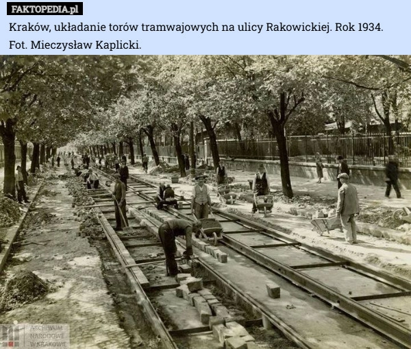 
    Kraków, układanie torów tramwajowych na ulicy Rakowickiej. Rok 1934.
Fot.