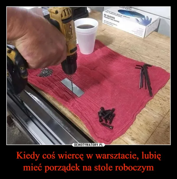 
    Kiedy coś wiercę w warsztacie, lubię mieć porządek na stole roboczym