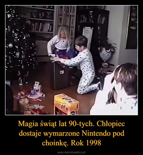 
    Magia świąt lat 90-tych. Chłopiec dostaje wymarzone Nintendo pod choinkę. Rok 1998