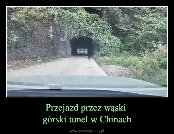 Przejazd przez wąski górski tunel w Chinach