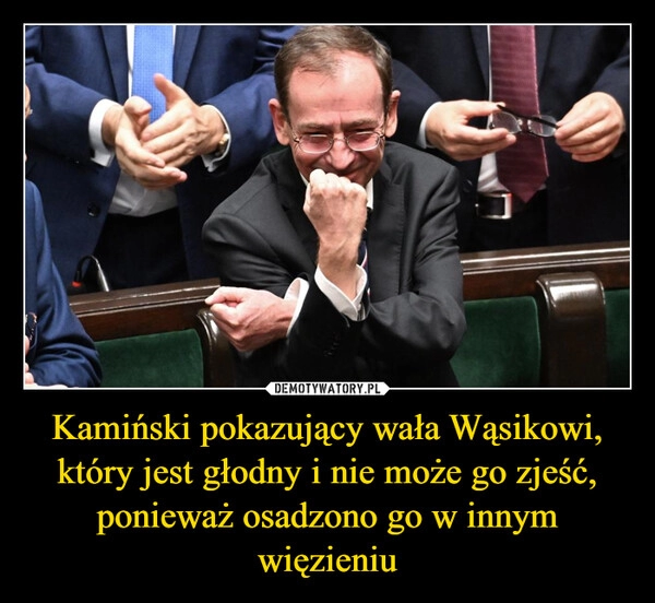 
    Kamiński pokazujący wała Wąsikowi, który jest głodny i nie może go zjeść, ponieważ osadzono go w innym więzieniu