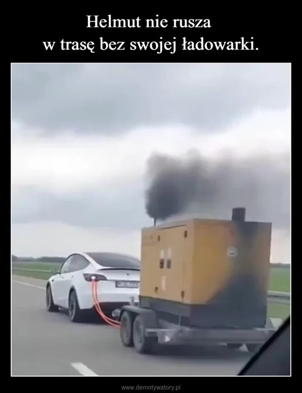 
    Helmut nie rusza w trasę bez swojej ładowarki.