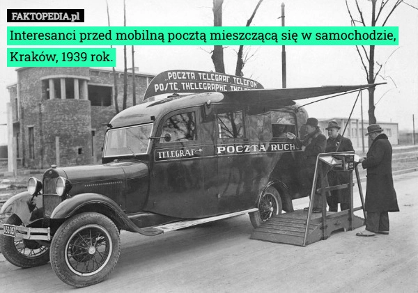 
    Interesanci przed mobilną pocztą mieszczącą się w samochodzie, Kraków, 1939