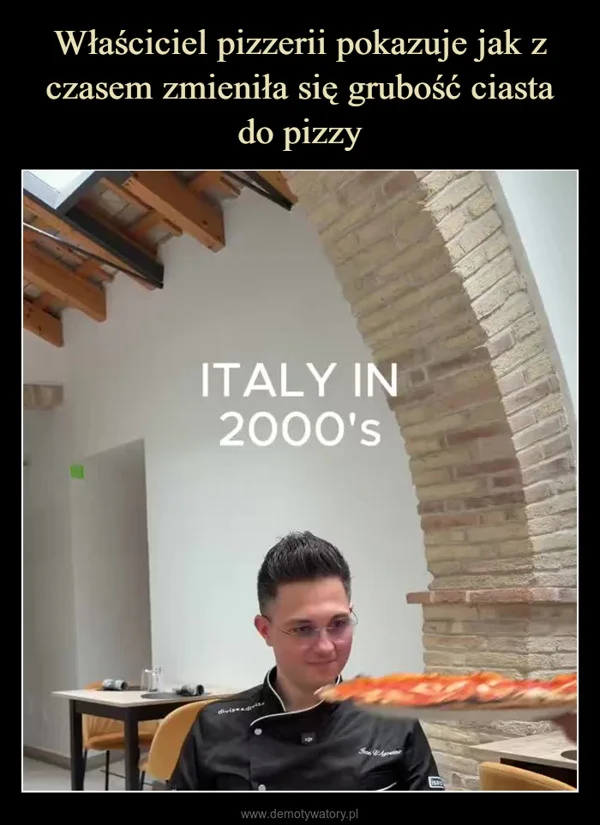 
    Właściciel pizzerii pokazuje jak z czasem zmieniła się grubość ciasta do pizzy