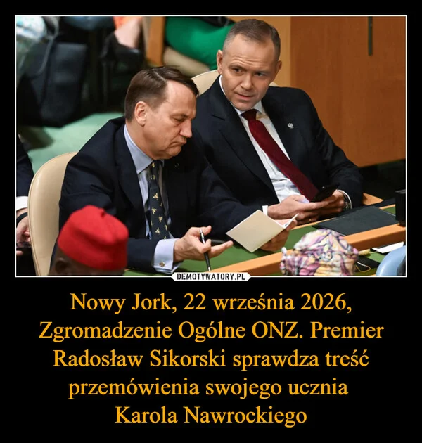 Nowy Jork, 22 września 2026, Zgromadzenie Ogólne ONZ. Premier Radosław Sikorski sprawdza treść przemówienia swojego ucznia Karola Nawrockiego