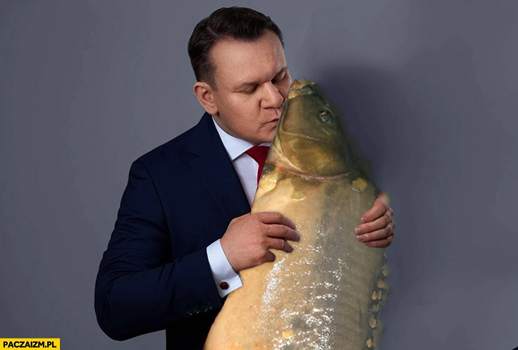 
    Dominik Tarczyński całuje rybę przeróbka photoshop