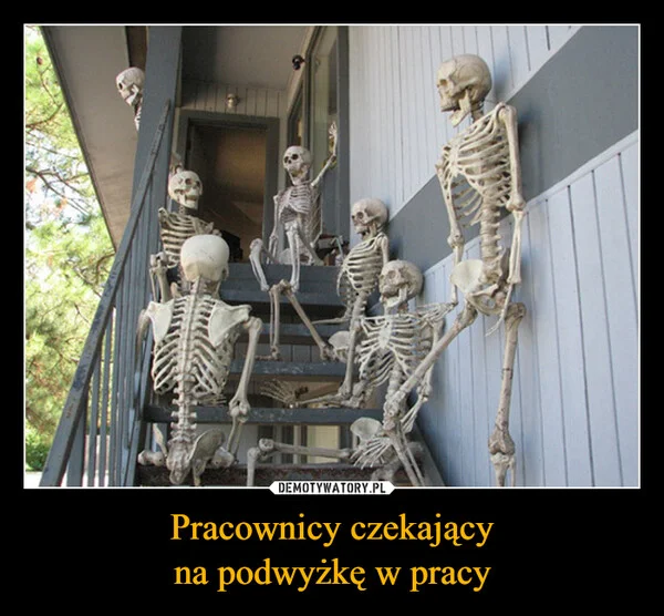 
    Pracownicy czekający na podwyżkę w pracy
