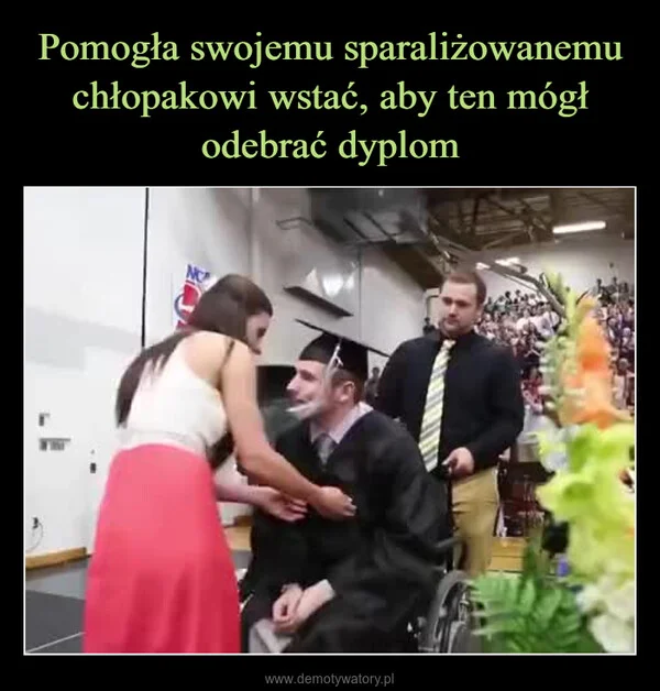 
    Pomogła swojemu sparaliżowanemu chłopakowi wstać, aby ten mógł odebrać dyplom