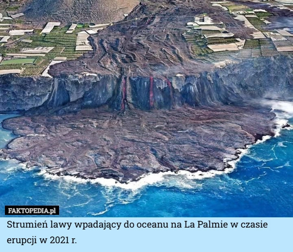 
    Strumień lawy wpadający do oceanu na La Palmie w czasie erupcji w 2021 r.