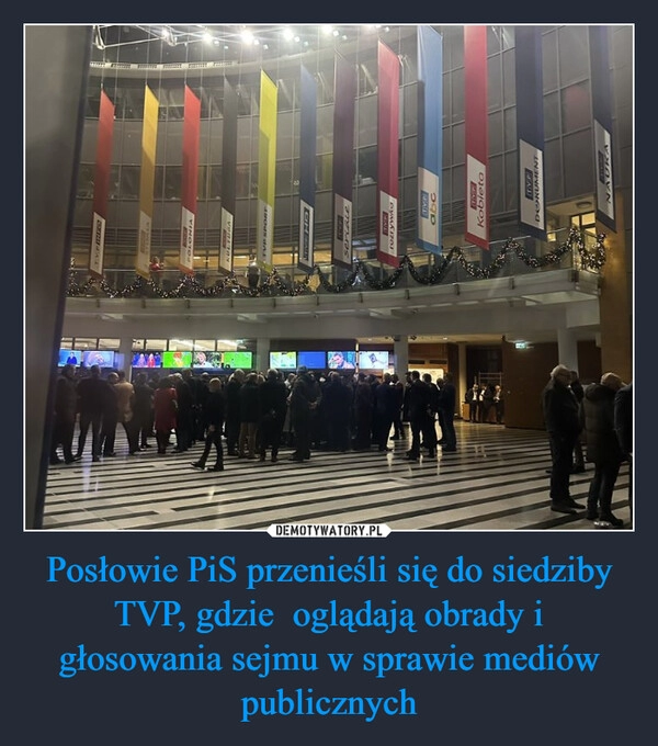 
    Posłowie PiS przenieśli się do siedziby TVP, gdzie  oglądają obrady i głosowania sejmu w sprawie mediów publicznych