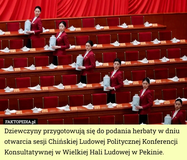 
    Dziewczyny przygotowują się do podania herbaty w dniu otwarcia sesji Chińskiej...