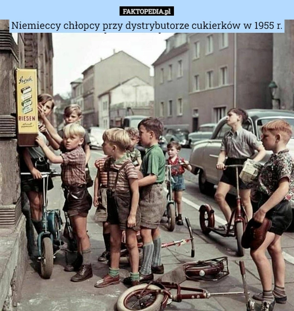 
    Niemieccy chłopcy przy dystrybutorze cukierków w 1955 r.