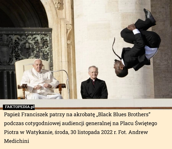 
    Papież Franciszek patrzy na akrobatę „Black Blues Brothers” podczas cotygodniowej