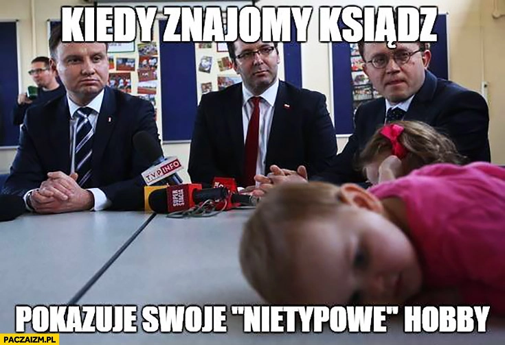 
    Kiedy znajomy ksiądz pokazuje swoje „nietypowe hobby” dziecko na stole