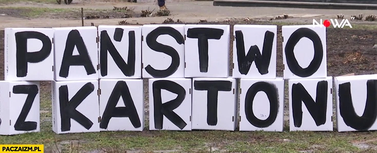 
    Polska państwo z kartonu wielki napis na kartonach